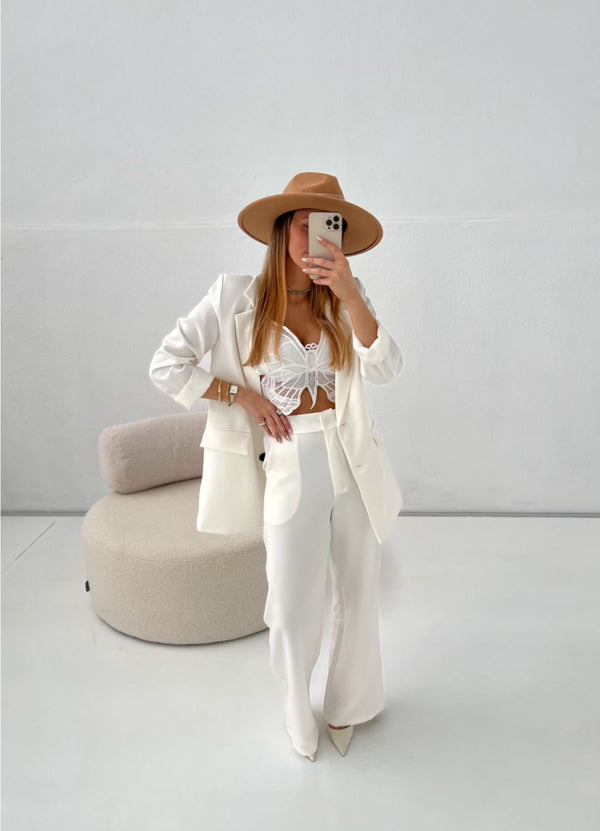 Tailleur Melissa Giacca con top fantasia farfalla in bianco e pantaloni a palazzo vestibilita morbida comoda